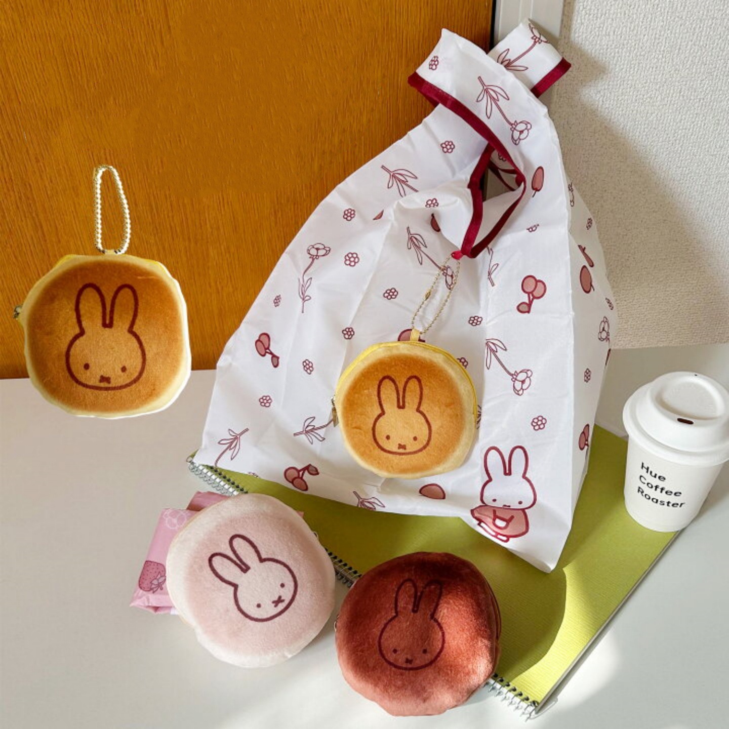 Cartoon cute handheld rabbit