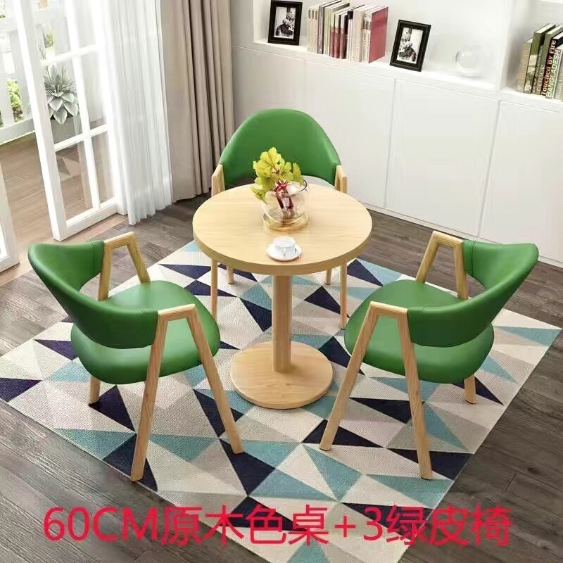 60개의 원형 테이블과 의자 3개, 짙은 녹색 가죽