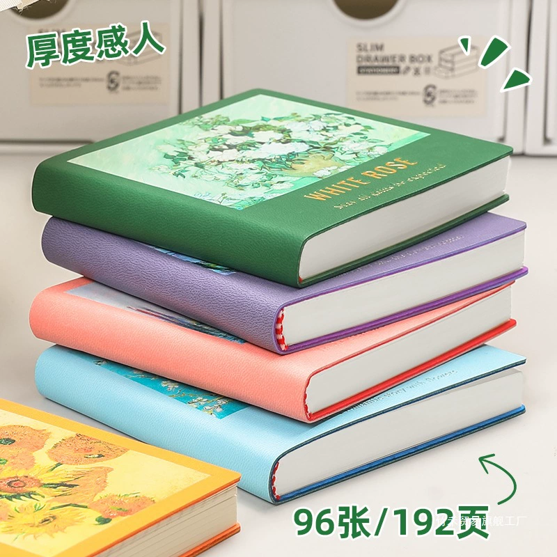 Квадратная маленькая портативная книга с иллюстрациями