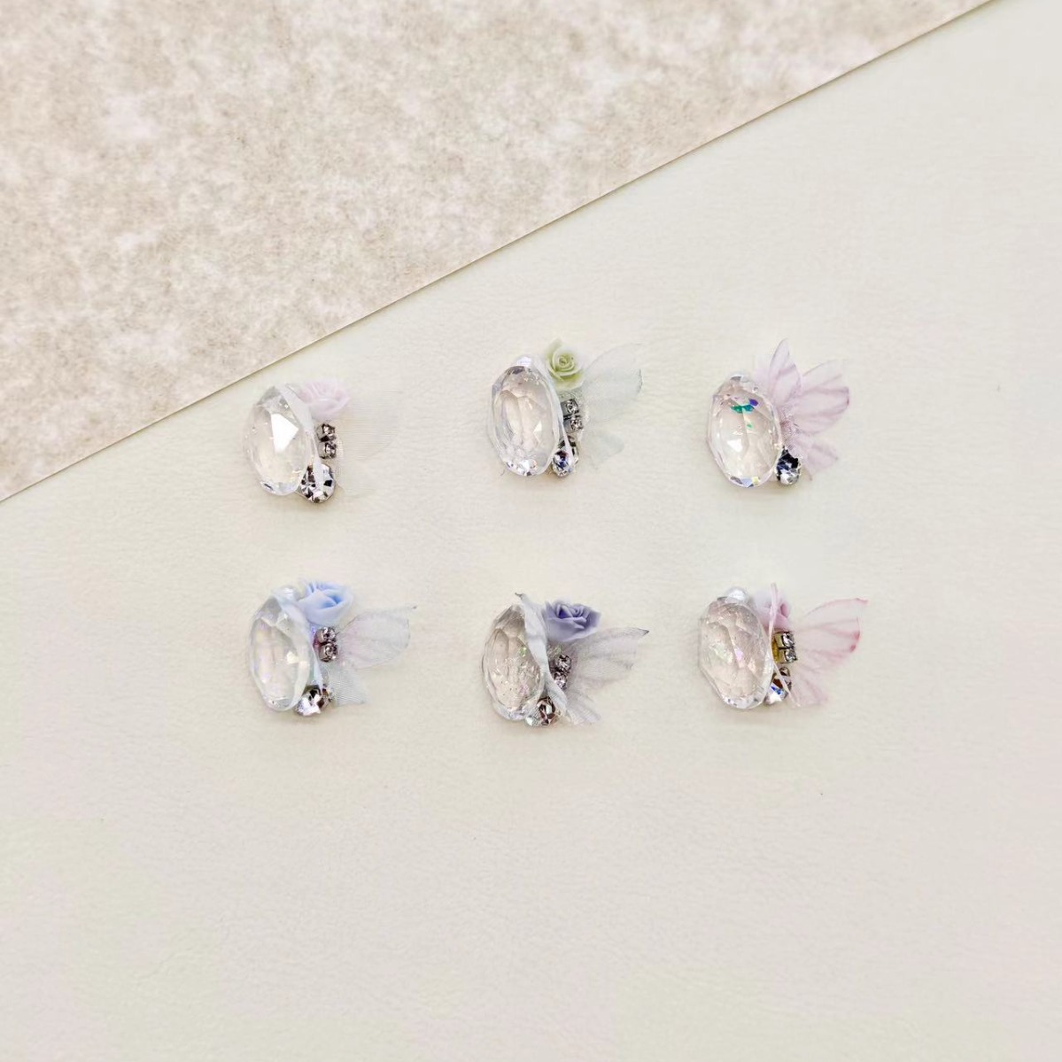 입체적인 반짝이 네일아트, 다이아몬드 장식, 투명 크리스탈, 비둘기알, 나비, 직각, 장미꽃, 완성된 네일 다이아몬드 볼