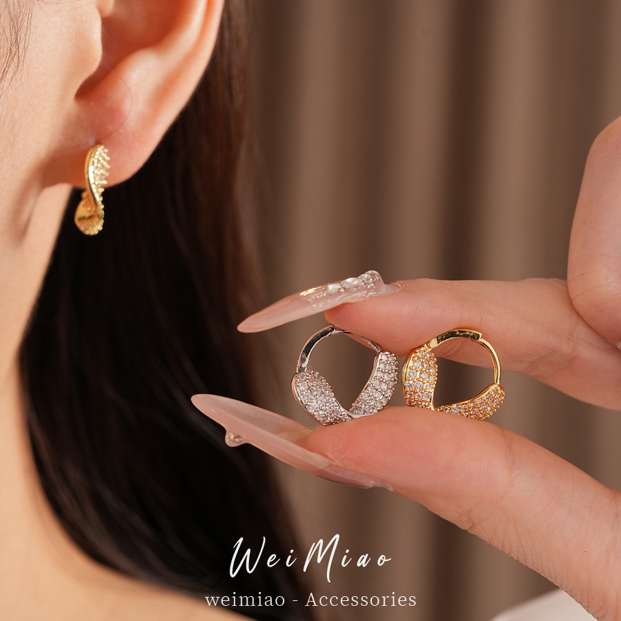 18K oro real electronite torcido pendientes redondos brillo personalidad temperamento pendientes ligero lujo alta sensación de auriculares