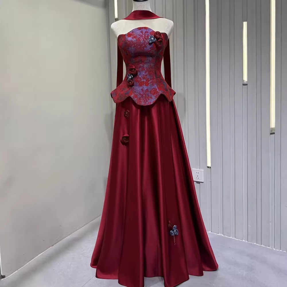 Đầm dạ hội ôm body cổ yếm đỏ đính kết cầu kỳ phong cách tân cổ điển — Đỏ rượu
