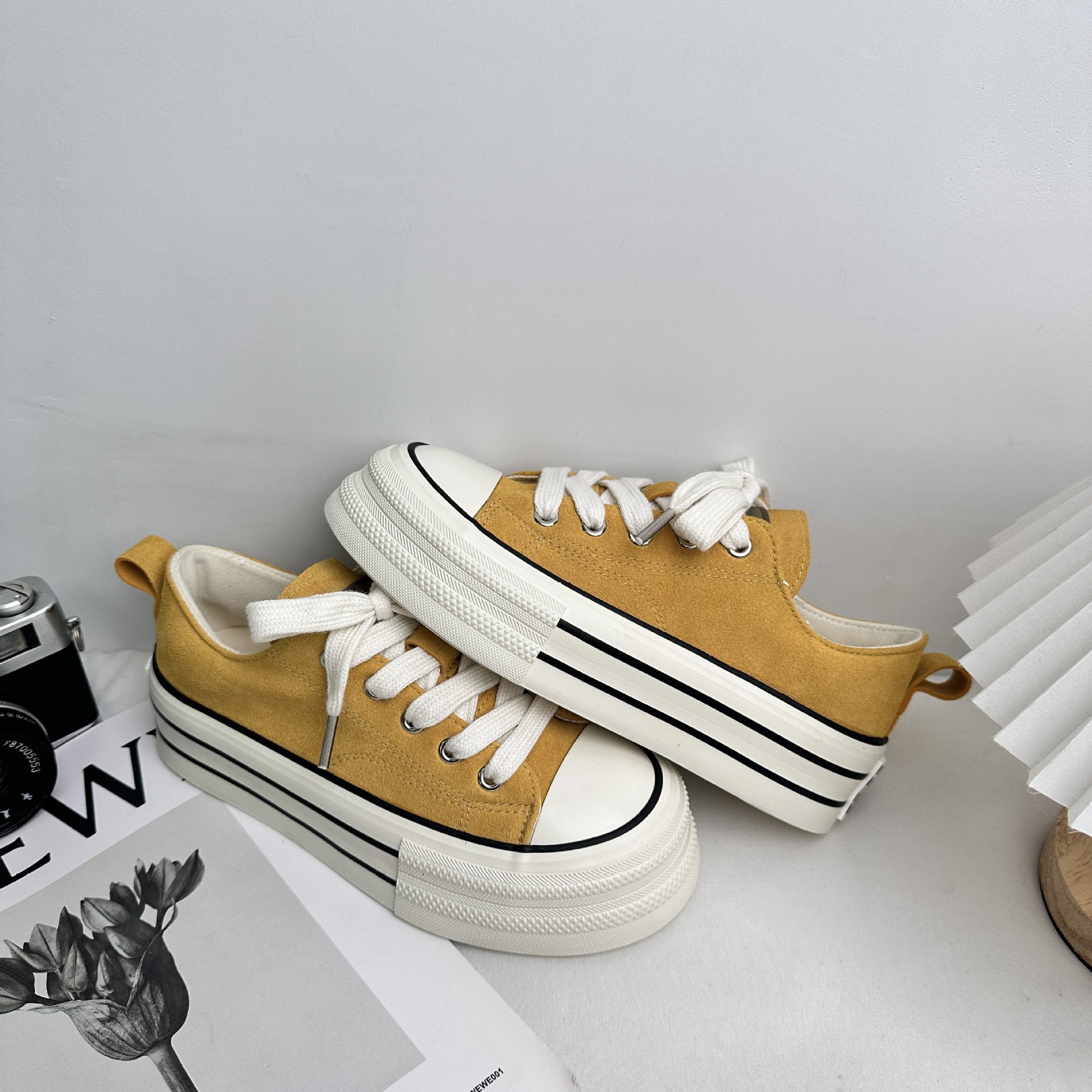 Zapatos blancos Yuanbo con un pedazo de tela de suela gruesa para mujeres 2025 nuevos zapatos de nicho universal zapatos casuales skate