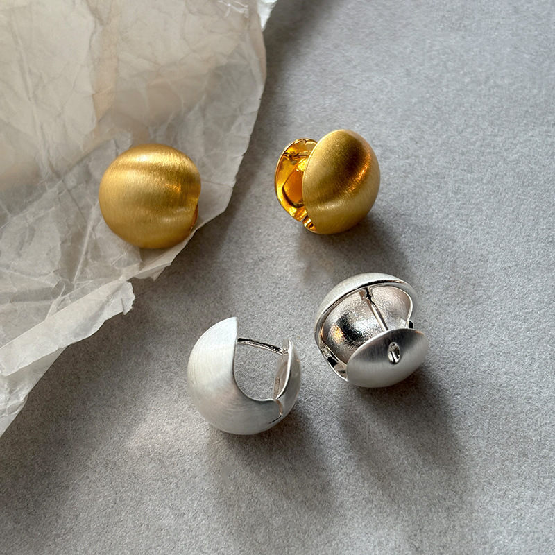 Golden Brushed Round Ball Earrings, Very Beautiful Earrings for Women, Autumn and Winter 2025 New Hot Style, High-End Light Luxury Earrings Golden Brushed Round Ball Earrings, Very Beautiful Earrings for Women, Autumn and Winter 2025 New Hot Style, High-End Light Luxury Earrings