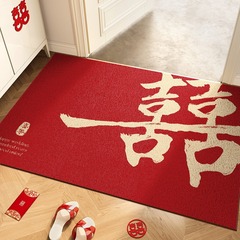 結婚地は家に入るドアを敷いて赤いお祝いの玄関は土をこすってほこりを取り除きます。