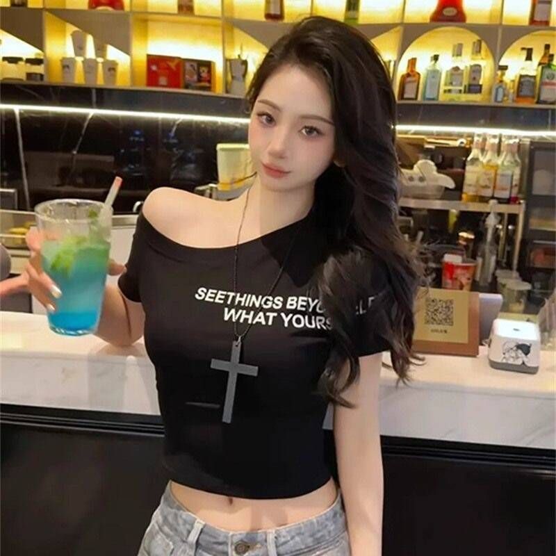 2025 新しいホットガールスリムフィットショートトップレタープリントデザイン斜め肩半袖 Tシャツ女性の夏|undefined