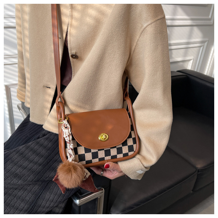 New Simple Checkerboard Armpit Bag Autumn And Winter Simple Master Retro Messenger Bag display picture 2