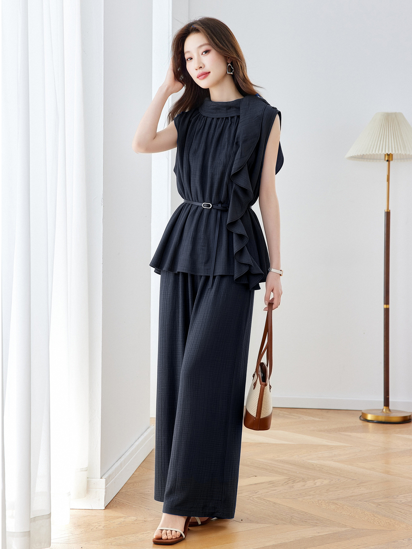 Bộ quần áo nữ hai mảnh áo sơ mi không tay phối quần ống rộng có thắt lưng — Xanh lông mòng đen, màu kaki