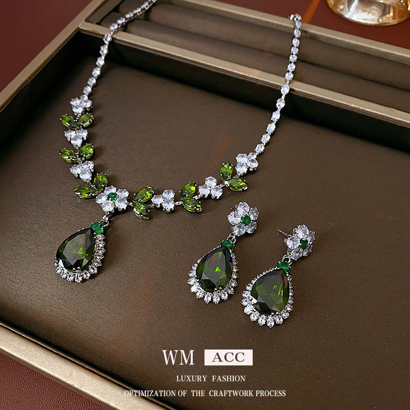 Collar de flores de hoja de circón verde nuevo lujo ligero de alta gama cadena de clavícula diseño de moda sentido traje de joyería mujer