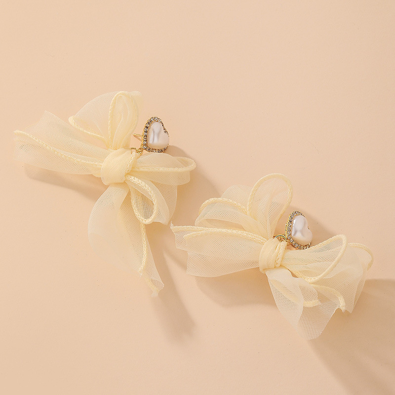 Korean Style Pearl Diamond Heart Bow Earrings display picture 3