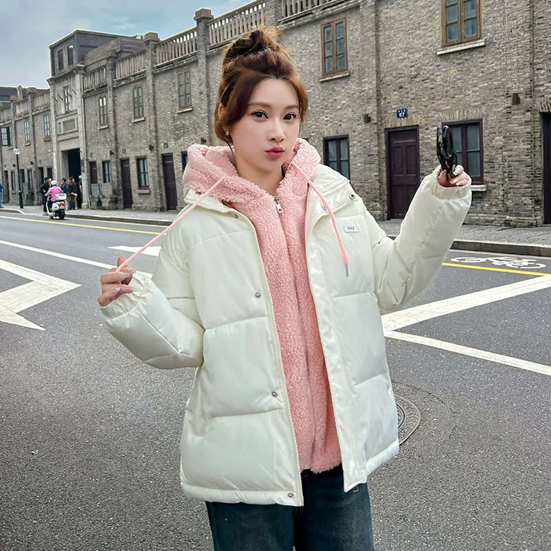 Женское короткое хлопковое пальто 2025 зима новое свободное с капюшоном из искусственного меха ягненка модный утепленный универсальный жакет из хлопка