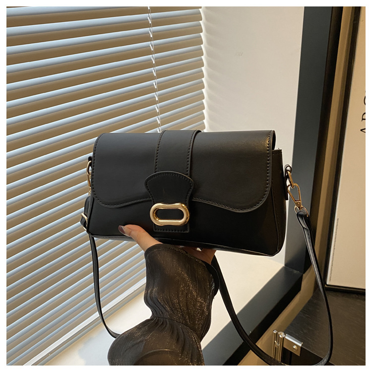A casual and stylish small bag for women, a new 2024 fashion single-shoulder underarm bag, a retro and fashionable commuting crossbody small square bag undefined