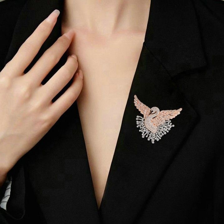 Broche barroca elegante em filigrana com cristais legado_voghion.com