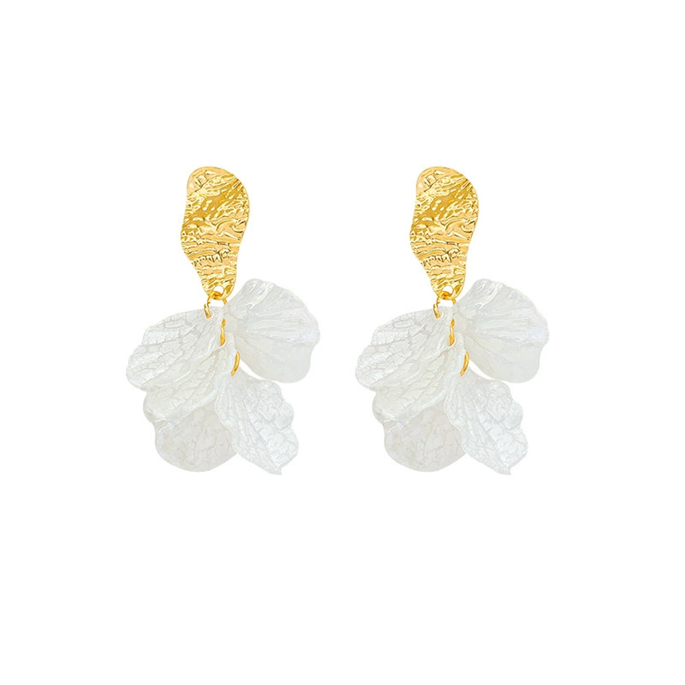 Pendientes de concha de textura irregular con pliegues de aguja de plata Pendientes de temperamento de moda simple Pendientes elegantes de lujo ligero de alta calidad