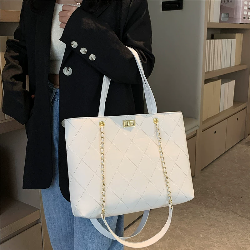 Capacious chain, fashionable one-shoulder bag, chain bag, 2023 collection, wholesale