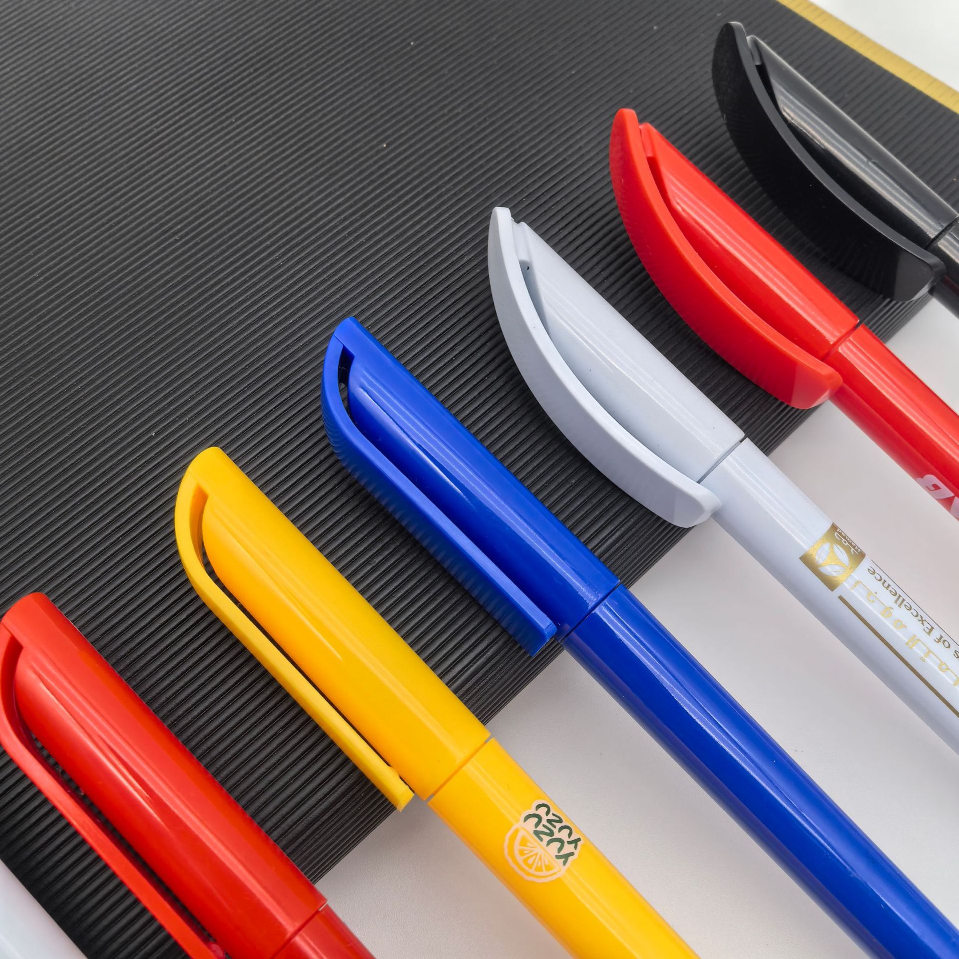 Bolígrafo personalizado fácil de torcer bolígrafo de hotel barato bolígrafo de regalo promocional adecuado para un gran número de bolígrafos publicitarios al por mayor