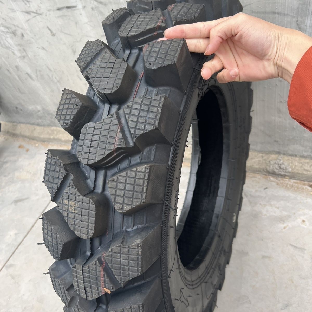 Encrypted herrable tire 600 650 700 750 825-16 tractor tricycle four unlike mountain cross-country