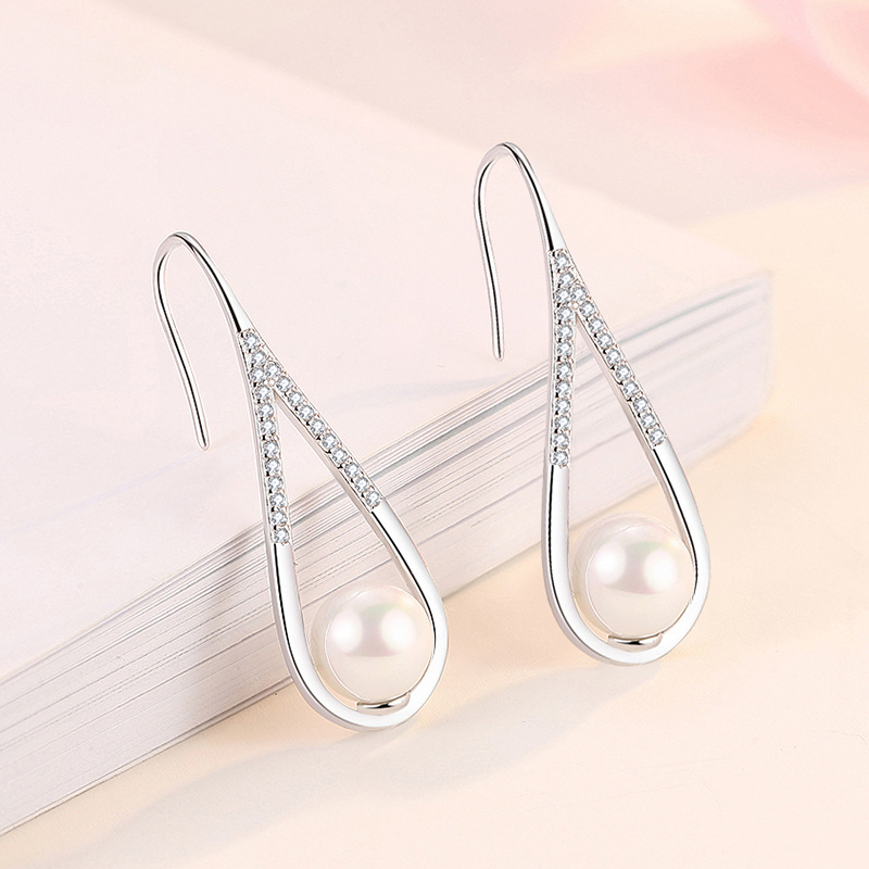 Elegant earrings from pearl