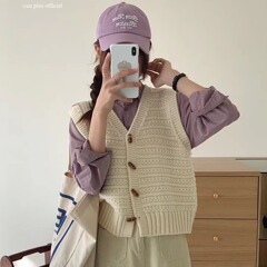 秋のレトロなホーンボタン付きショート丈無地ニットベスト、ゆったりとしたノースリーブの女性用セーター、重ね着できるベスト