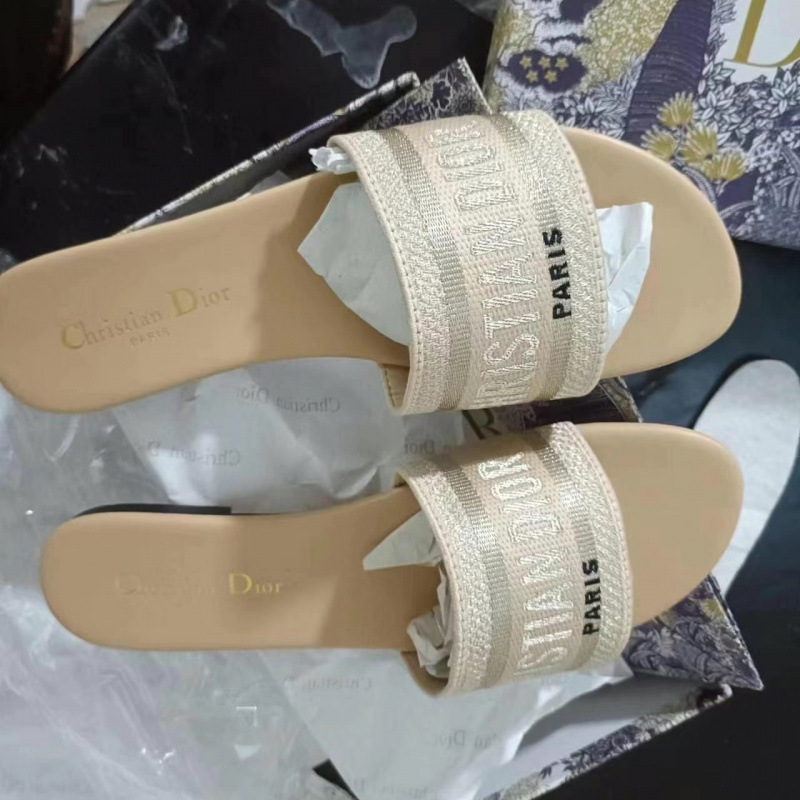 Summer ins alfabeto bordado de una palabra zapatillas exteriores para mujer nuevo estilo 2024 playa estilo de explosión de fondo plano chanclas cómodas y hermosas