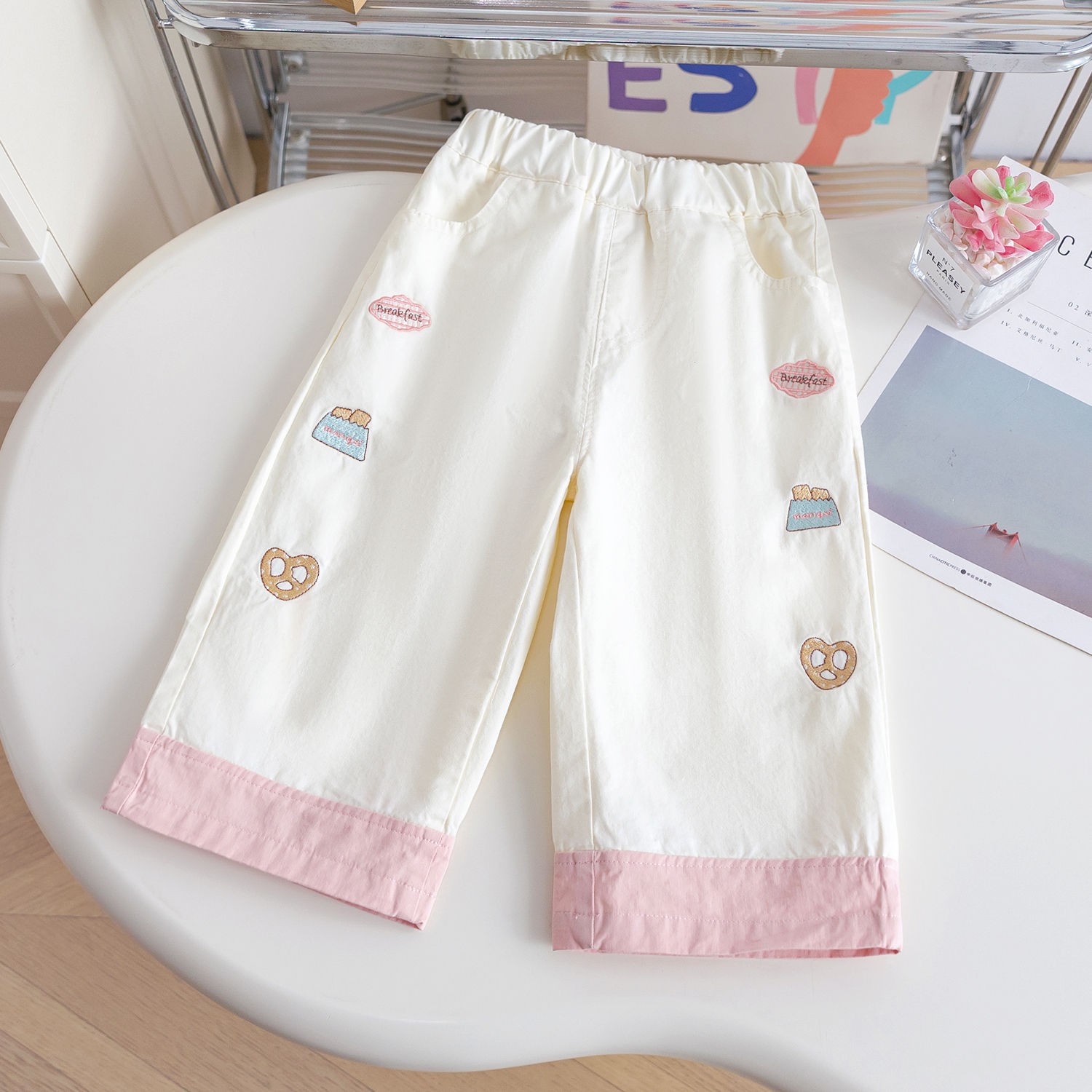 韓国の子供服子供用カジュアルパンツ2025春の女の子の洋風カラーハートプリントストレートパンツ