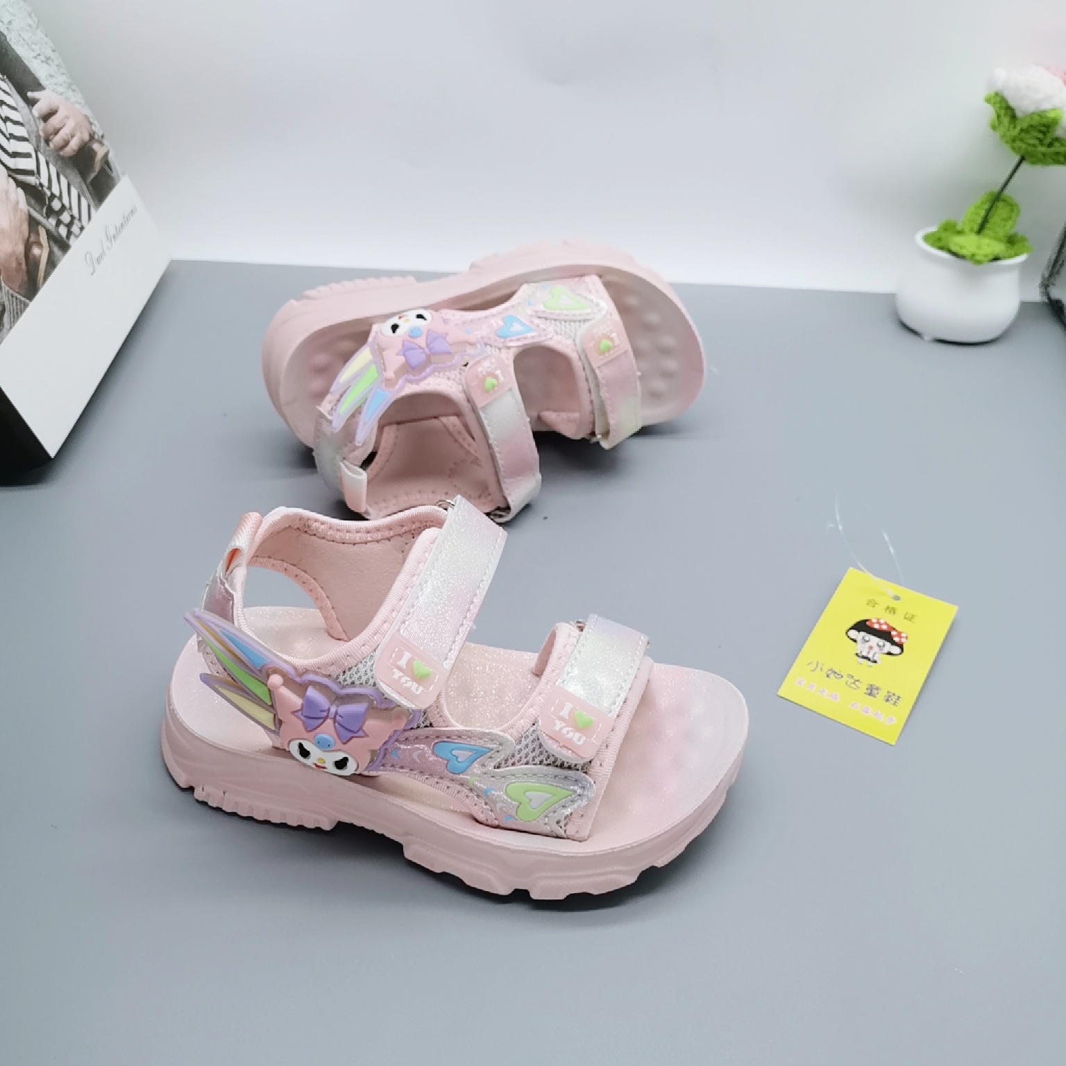 Sandalias para niñas estilo de verano 2025 estilo caliente zapatos de playa para niños zapatos de verano nuevos zapatos para niñas zapatos de princesa de estilo occidental