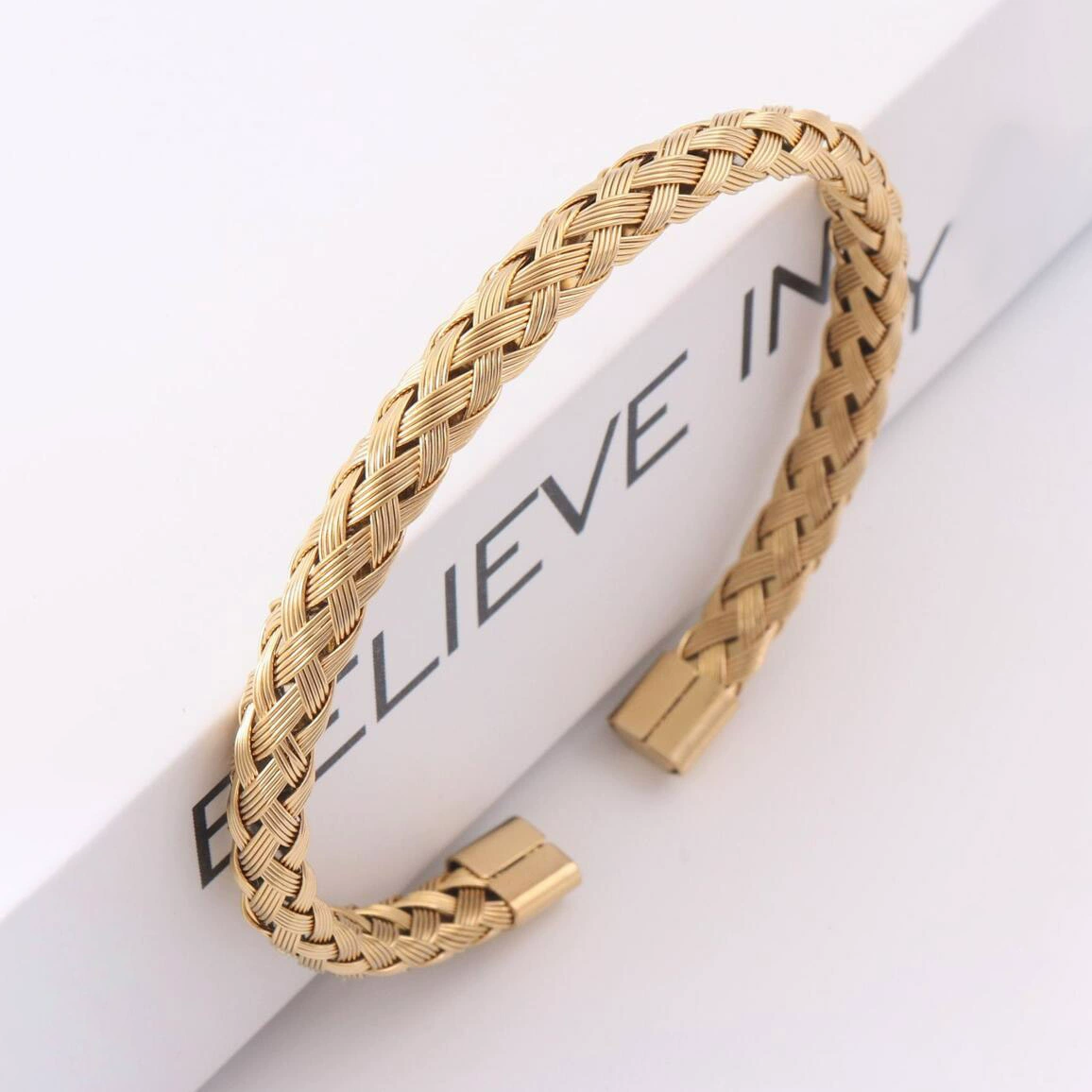 (Граница торговля), лет bracelets?