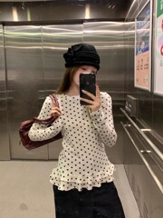 オリジナル生地の甘い風の白い波点長袖tシャツの女性の春のハスの葉の縁の底のシャツはやせている内に上着を掛けます。