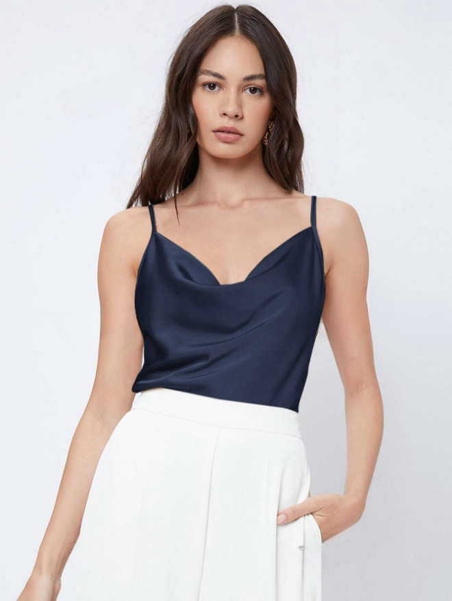 Camisola de satén de seda de imitación en el interior del traje