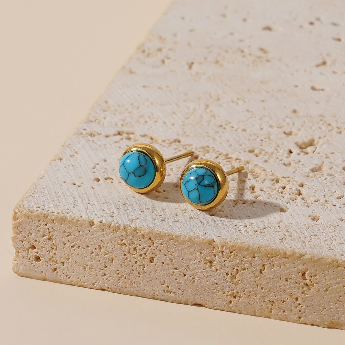 Pequeño fresco simple versátil acero de titanio azul cadena de clavícula de piedra turquesa no se desvanece auriculares redondas de oro conjunto de joyas de mano
