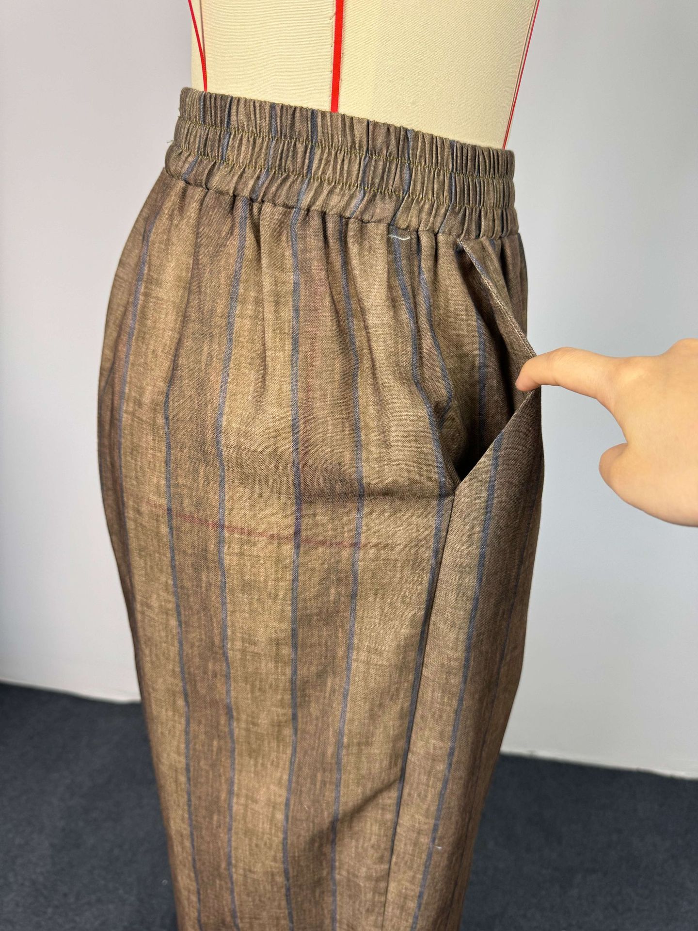 Conjunto de pantalón para mujer con top halter y pierna ancha_voghion.com
