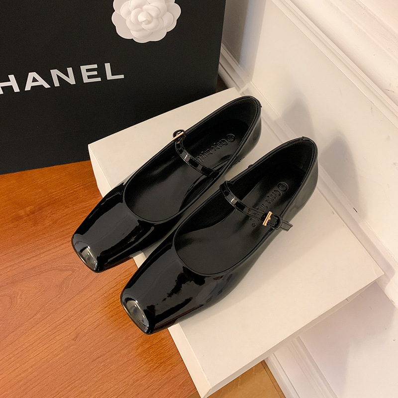 2025 nuevo estilo francés retro cabeza cuadrada con Mary Jane Baotou sandalias mujeres zapatos de ballet de charol rojo mujeres