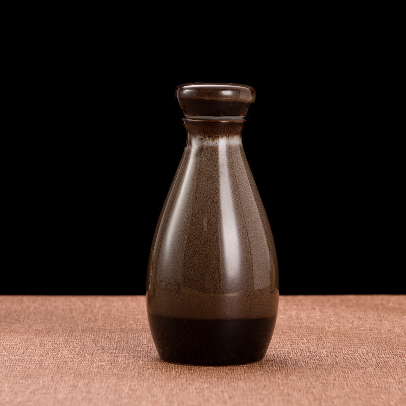 2つの酒つぼに分けて、古い酒の瓶の空の瓶の半斤の家庭用の酒の壺の陶磁器の酒をまねます。|undefined