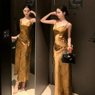 细腻光泽缎面微皱肌理｜度斜裁｜金色荡领吊带连衣裙女薄纱扎染