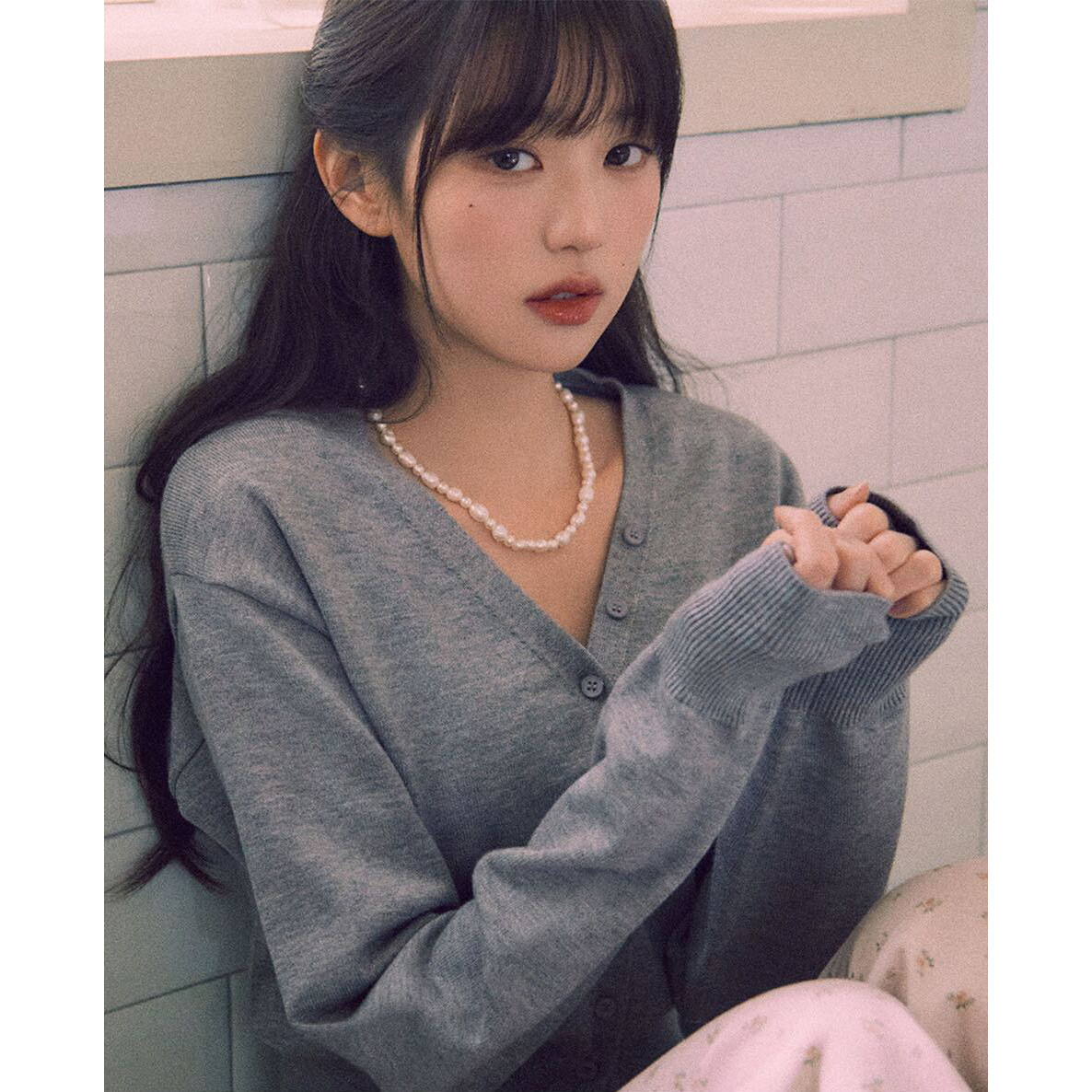 今、2026年春の新作韓国デザイナーrol*rolaの趙魯思と張元英と同じスタイルの小さなロゴ入りニットセーターが登場しました。