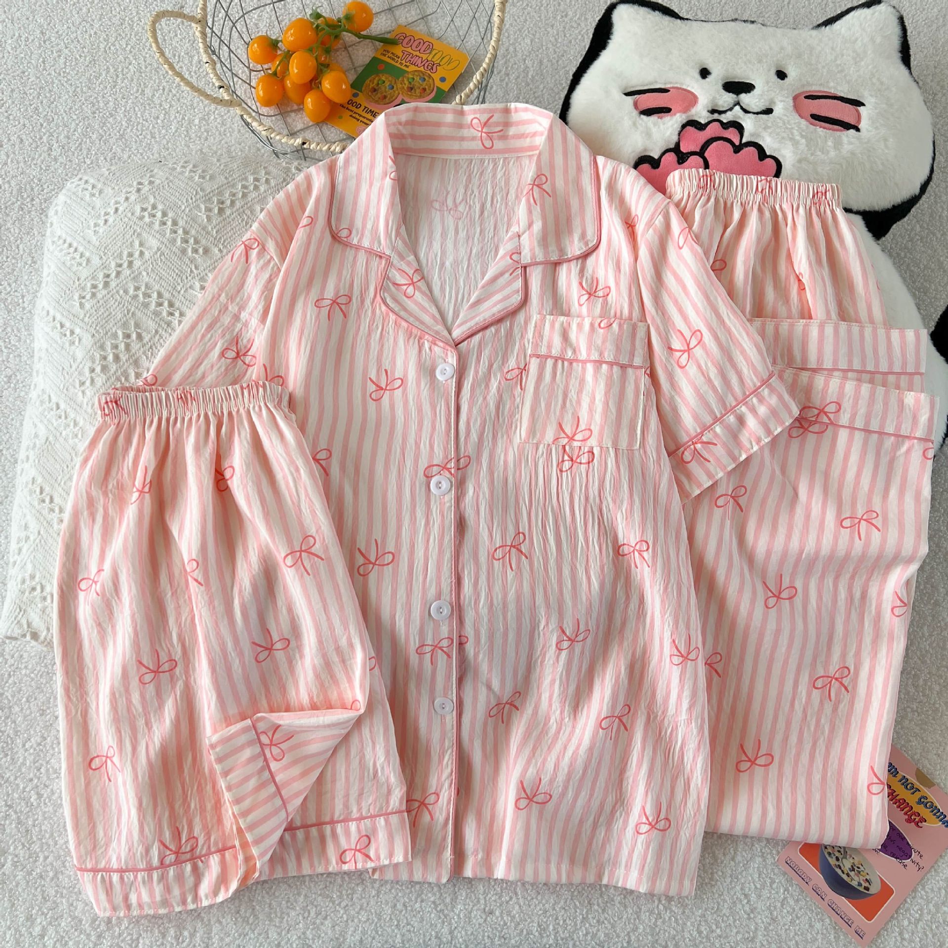 Al por mayor transfronterizo nuevo pijama de mujer tres piezas cardigan con solapa mangas cortas pantalones cortos KT gato dibujos animados cubierta de ropa doméstica