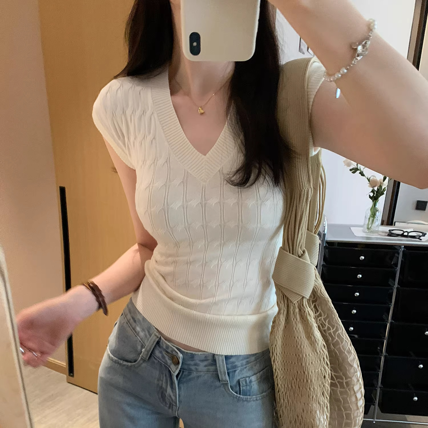 韩系白色v领肌理感针织女夏季纯欲风收腰短款小飞袖设计感上衣