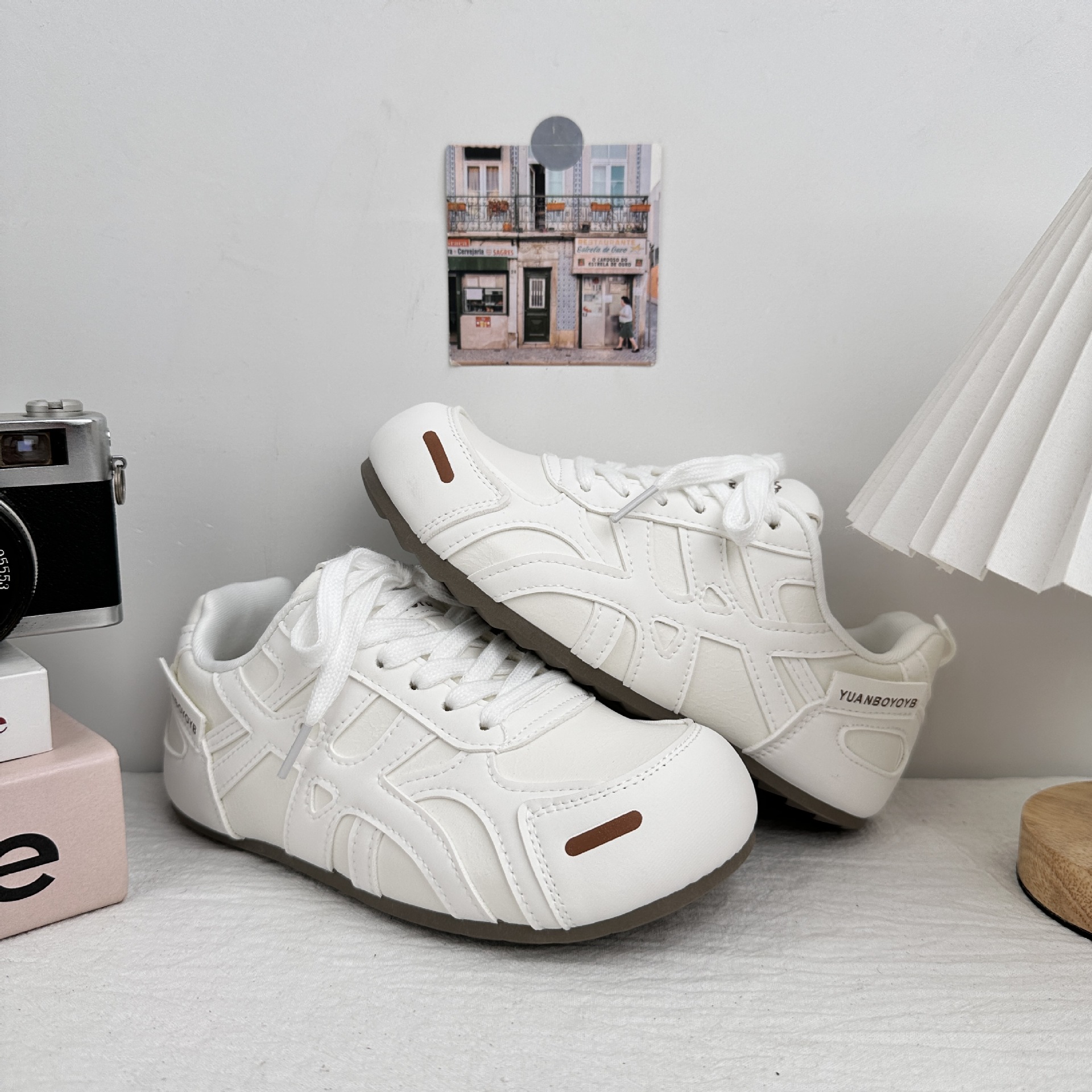 Yuanbo Agan De entrenamiento de zapatos para niños 2025 nuevos zapatos blancos de estilo explosivo, zapatos de skate casuales de nicho, zapatos de moda