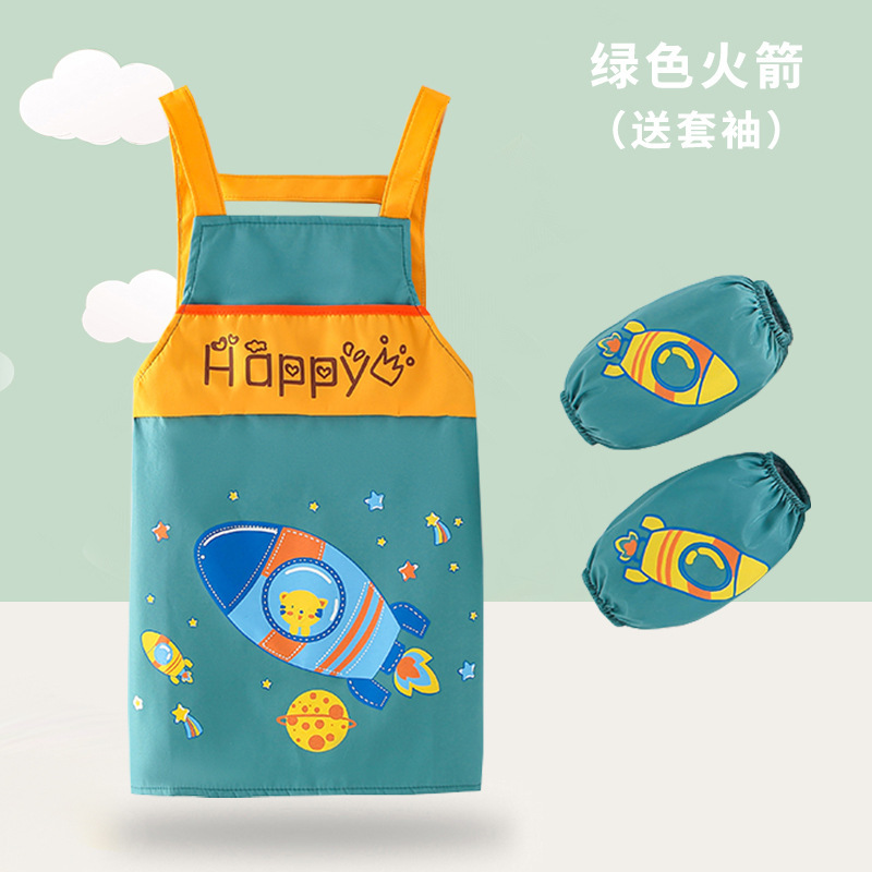 子供のエプロンの絵のカバーの服の男の子の赤ちゃんは食事をします。|undefined