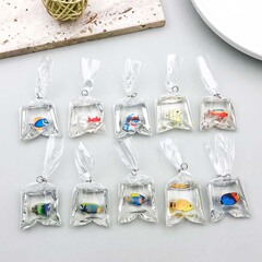 カラーレジン10个混可爱い透明袋小鱼ペンダントdiyブレスレットネックレスアクセサリーアクセサリー