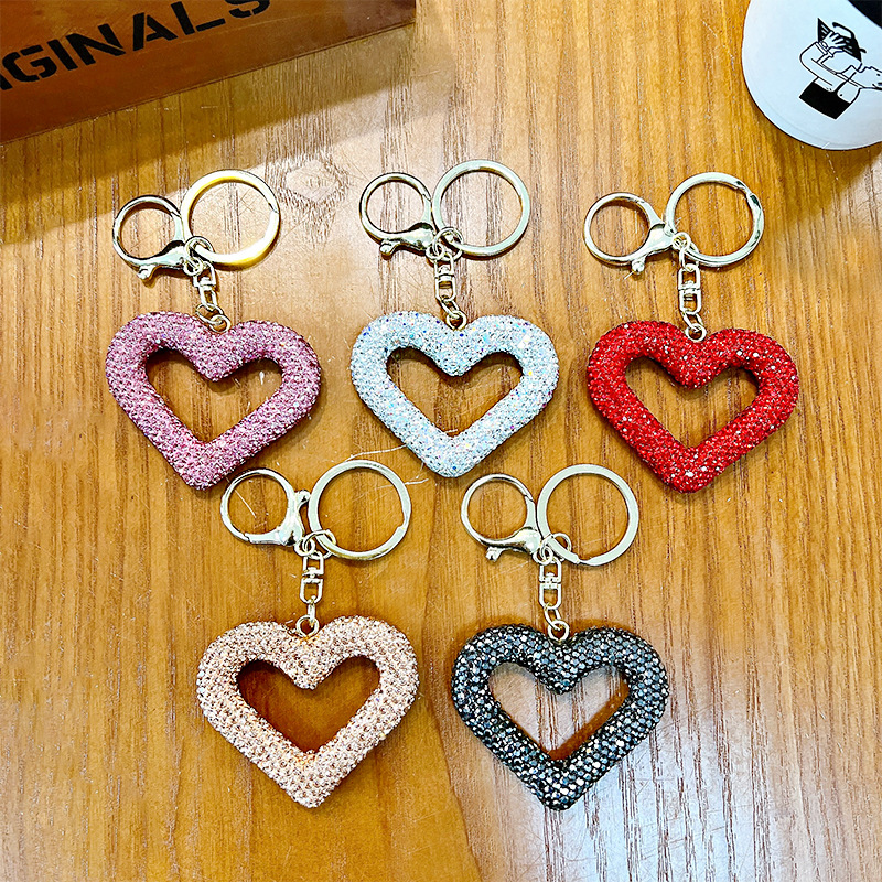 Llavero de corazón de melocotón de diamantes huecos, llavero de coche de amor de diamantes creativos, cubierta de auriculares portátil, colgante pequeño