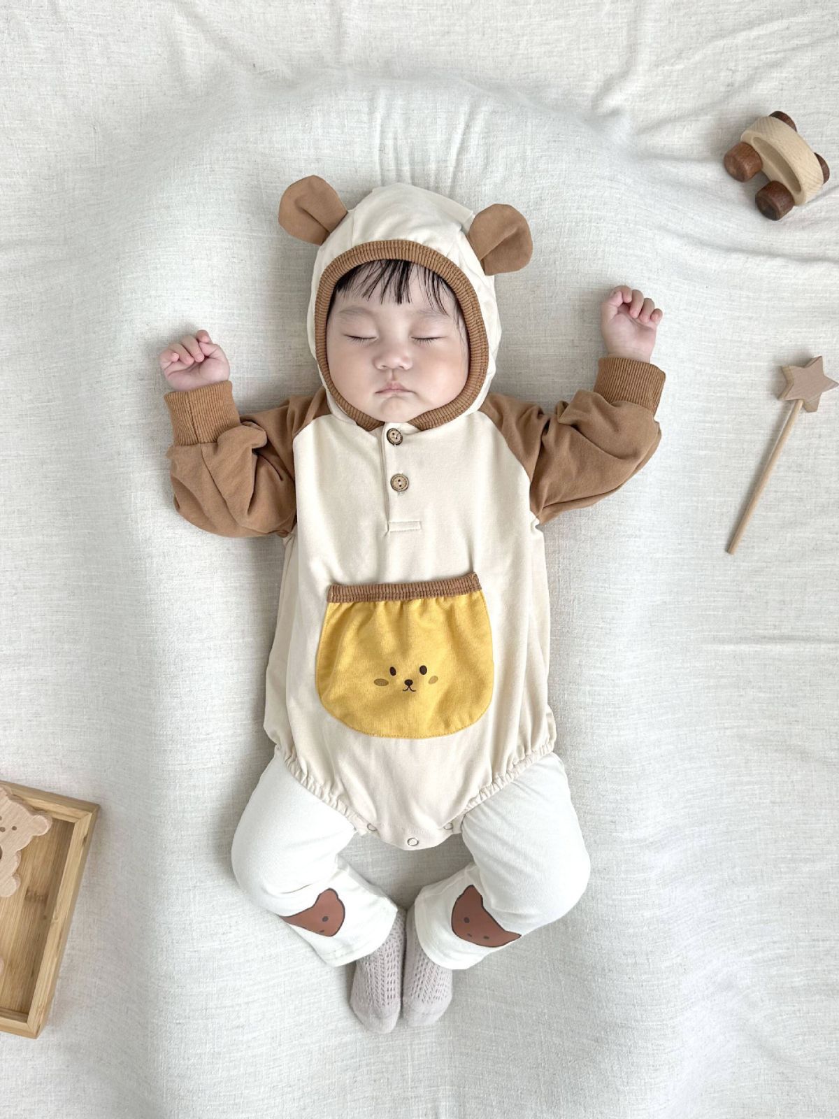26 nuevos modelos de ropa de bebé estilo coreano para primavera, pelele con bolsillo de parche en forma de oso estilo ins, conjunto de mono para bebé.