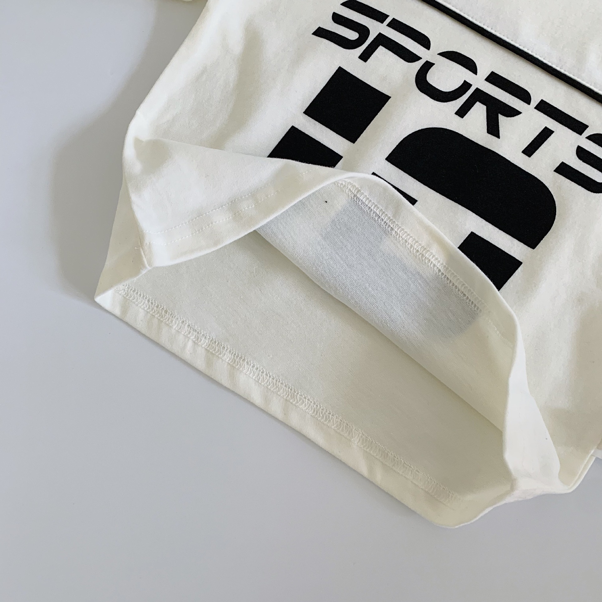 Mai Bao camiseta infantil 2025 primavera nuevos niños letras coreanas de manga larga bebés extranjeros cómodas camisas de cuerda