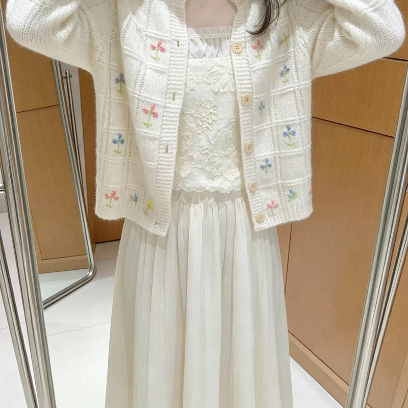 Korean-style hand-embroidered knitted cardigan for women, 2026 autumn collection, a stunning outerwear piece, lightweight, with buttons, elegant, and slimming Korean-style hand-embroidered knitted cardigan for women, 2026 autumn collection, a stunning outerwear piece, lightweight, with buttons, elegant, and slimming