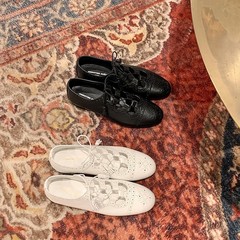 【葡萄妈】养马少女~雕花镂空绑带平底芭蕾小皮鞋女乐福单鞋通勤