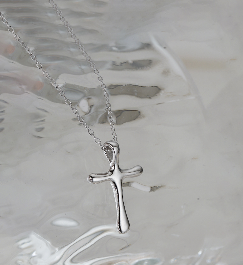 Zilveren ketting met kruis en onregelmatige lava textuur dames_voghion.com