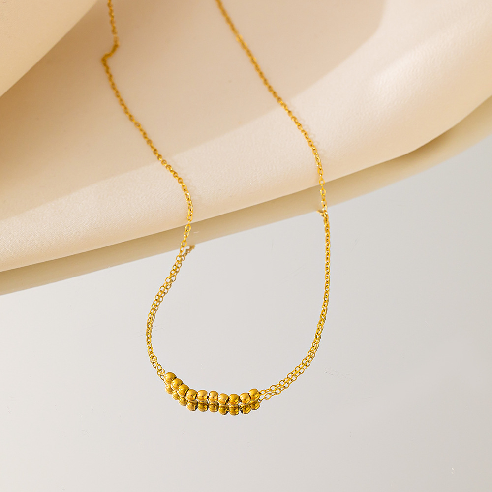 Collar de acero de titanio de perlas de oro perfectas para mujeres retro lujo ligero diseño de nicho nuevo estilo simple y versátil sensación de alta calidad