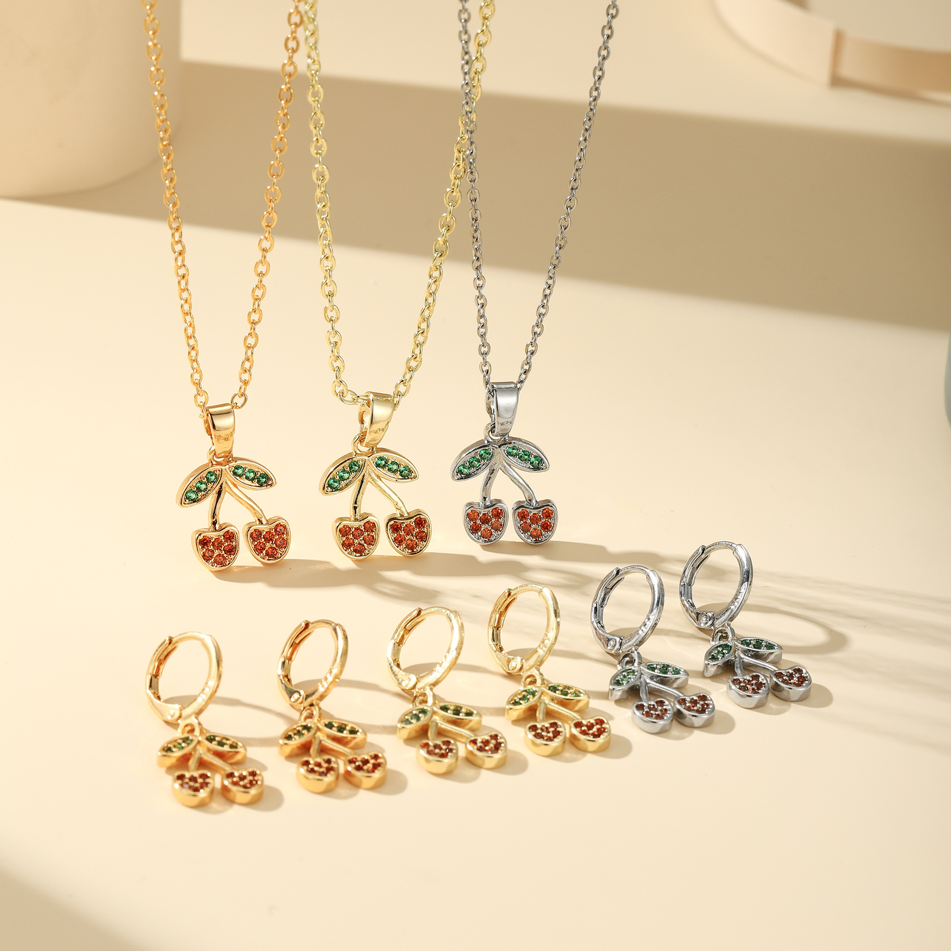 Nueva moda cobre dorado pendientes collares colgante cadena de clavícula fruta de cereza temperamento conjunto de joyas al por mayor