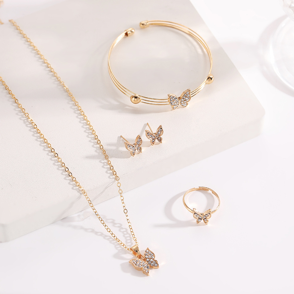 Collar de personalidad de temperamento de moda europea y americana transfronteriza Pendientes Conjunto de anillo Accesorios de cena de cercanías Conjunto de joyería de alta calidad