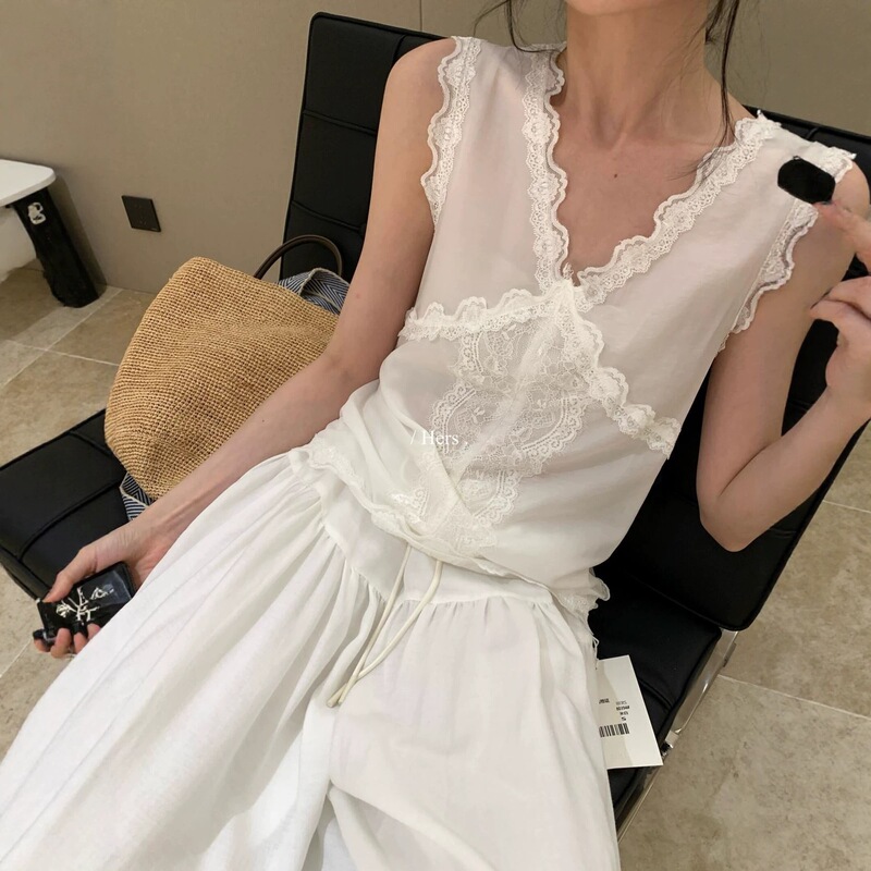 Hers Sweet Summer French Style Exquisite Lace V-Neck Sleeveless Vest with Slightly Transparent Back Design for Women 80394